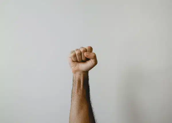 geballte Hand auf weißem Hintergrund
