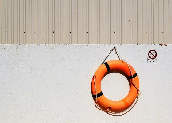 Rettungsring_600x430 Rettungsring auf weißer Wand