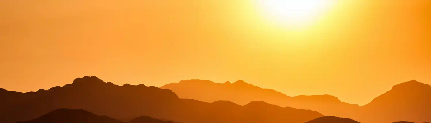 Sonnenaufgrang über den Bergen