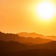Sonnenaufgrang über den Bergen