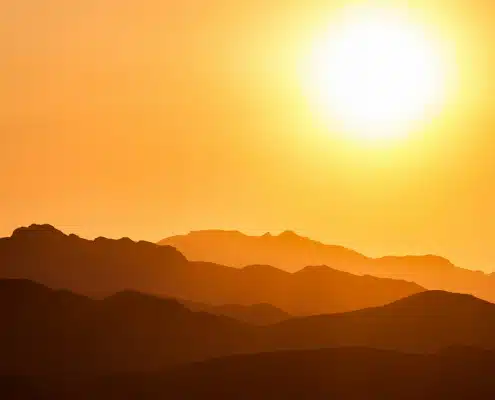 Sonnenaufgrang über den Bergen