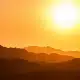 Sonnenaufgrang über den Bergen