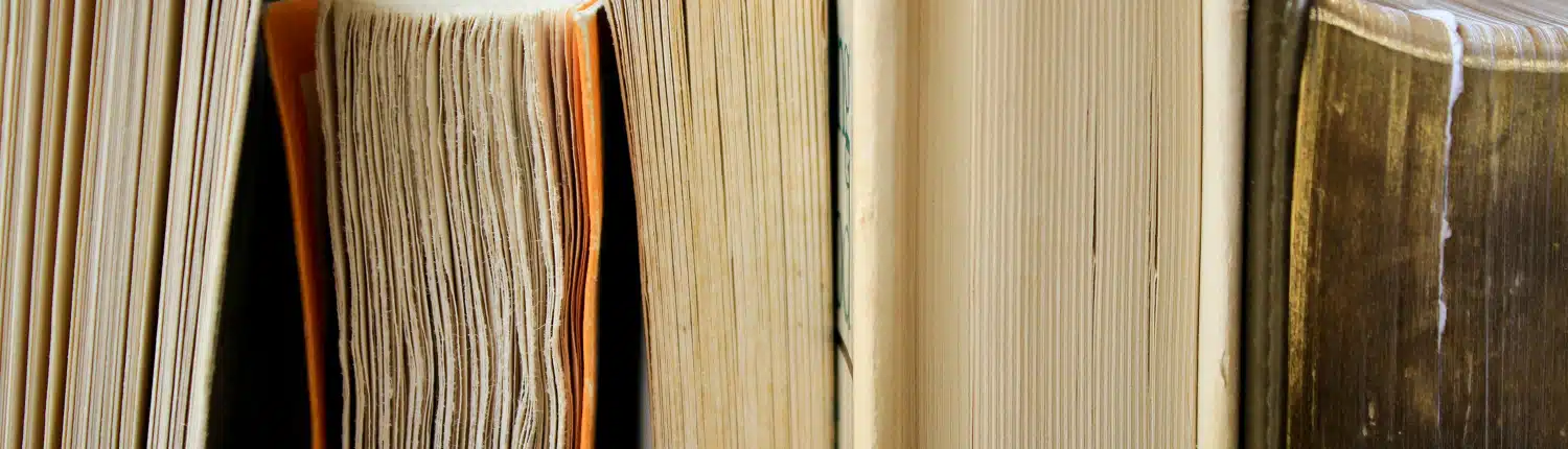 Unterseiten von 5 liegenden Büchern