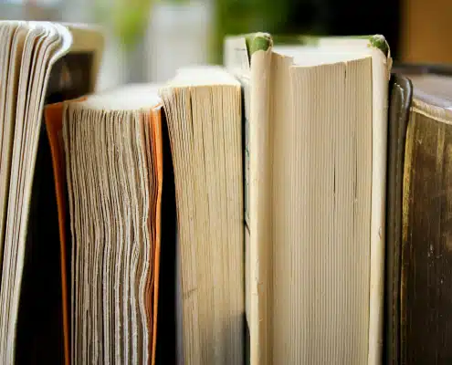Unterseiten von 5 liegenden Büchern