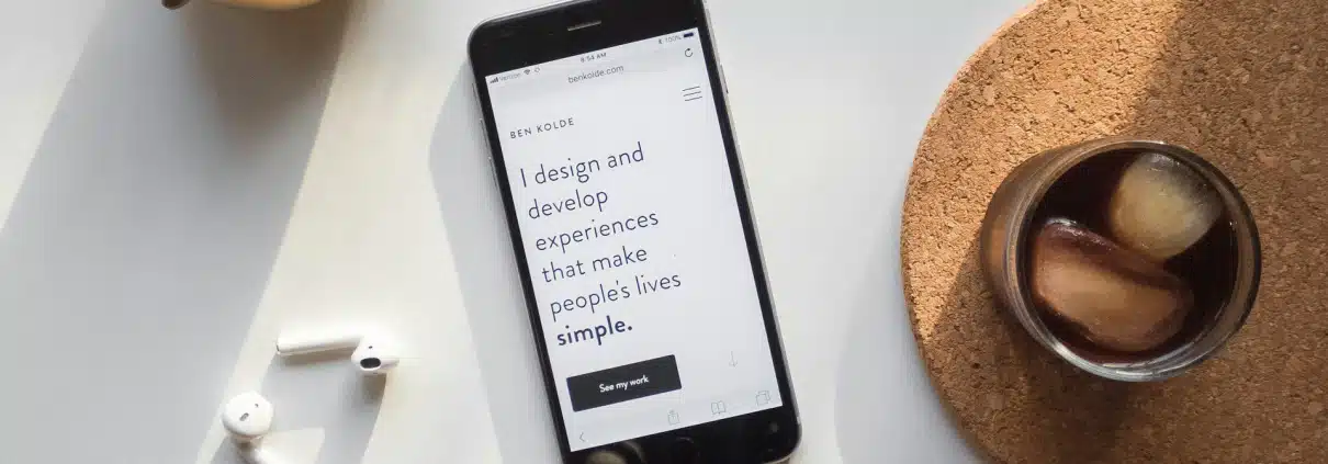 ben-kolde-cpLsWmMEa1Q-unsplash Handy auf Schreibtisch