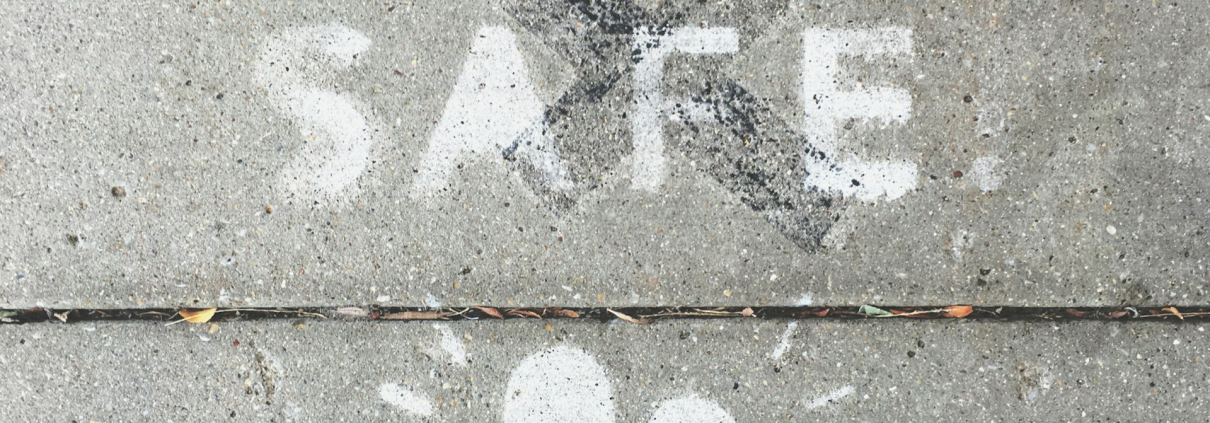 fine-photographics-iPFB6QQHqrI-unsplash Asphalt mit Aufschrift "stay safe"