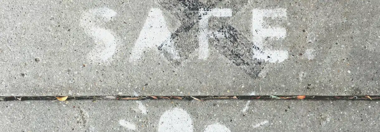 Asphalt mit Aufschrift "stay safe"
