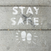 Asphalt mit Aufschrift "stay safe"