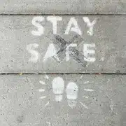 Asphalt mit Aufschrift "stay safe"