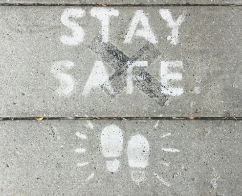 Asphalt mit Aufschrift "stay safe"