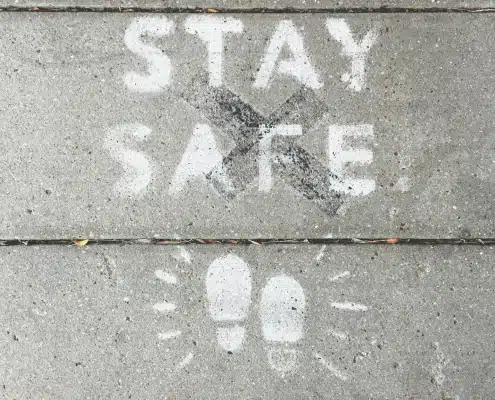 Asphalt mit Aufschrift "stay safe"