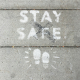 Asphalt mit Aufschrift "stay safe"