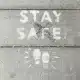 Asphalt mit Aufschrift "stay safe"