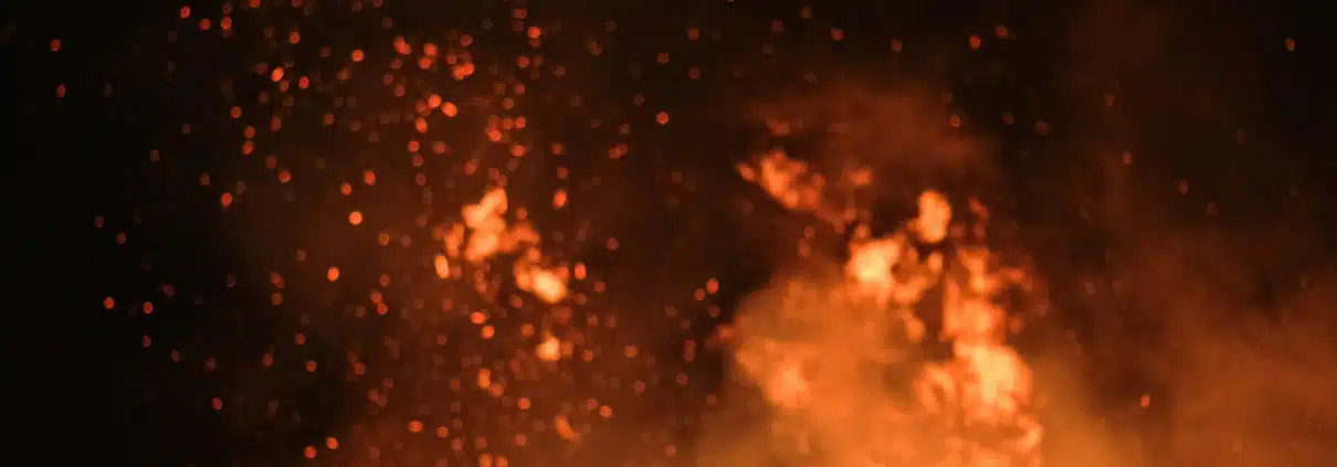 Mann vor Feuer