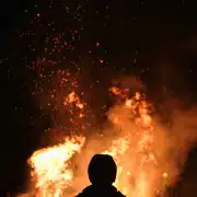 Mann vor Feuer