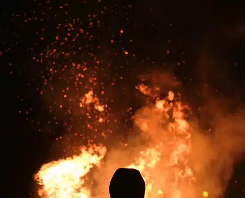 Mann vor Feuer
