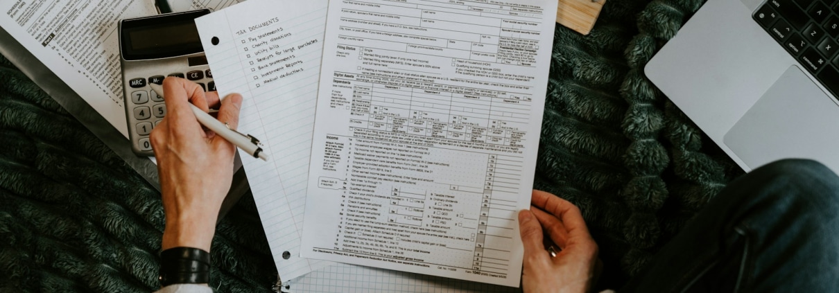 kelly-sikkema-tLqtcDZltPs-unsplash Steuererklärung auf einem Untergrund liegend