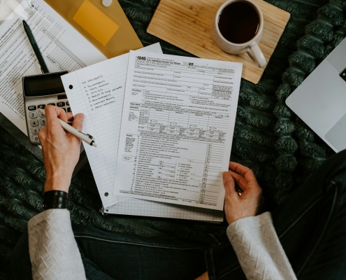 Steuererklärung auf einem Untergrund liegend
