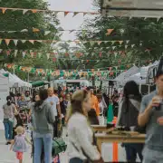 Blick auf einen Markt mit Pavillon und Girlanden