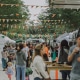 Blick auf einen Markt mit Pavillon und Girlanden