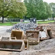 Galabau Maschinen auf Asphalt